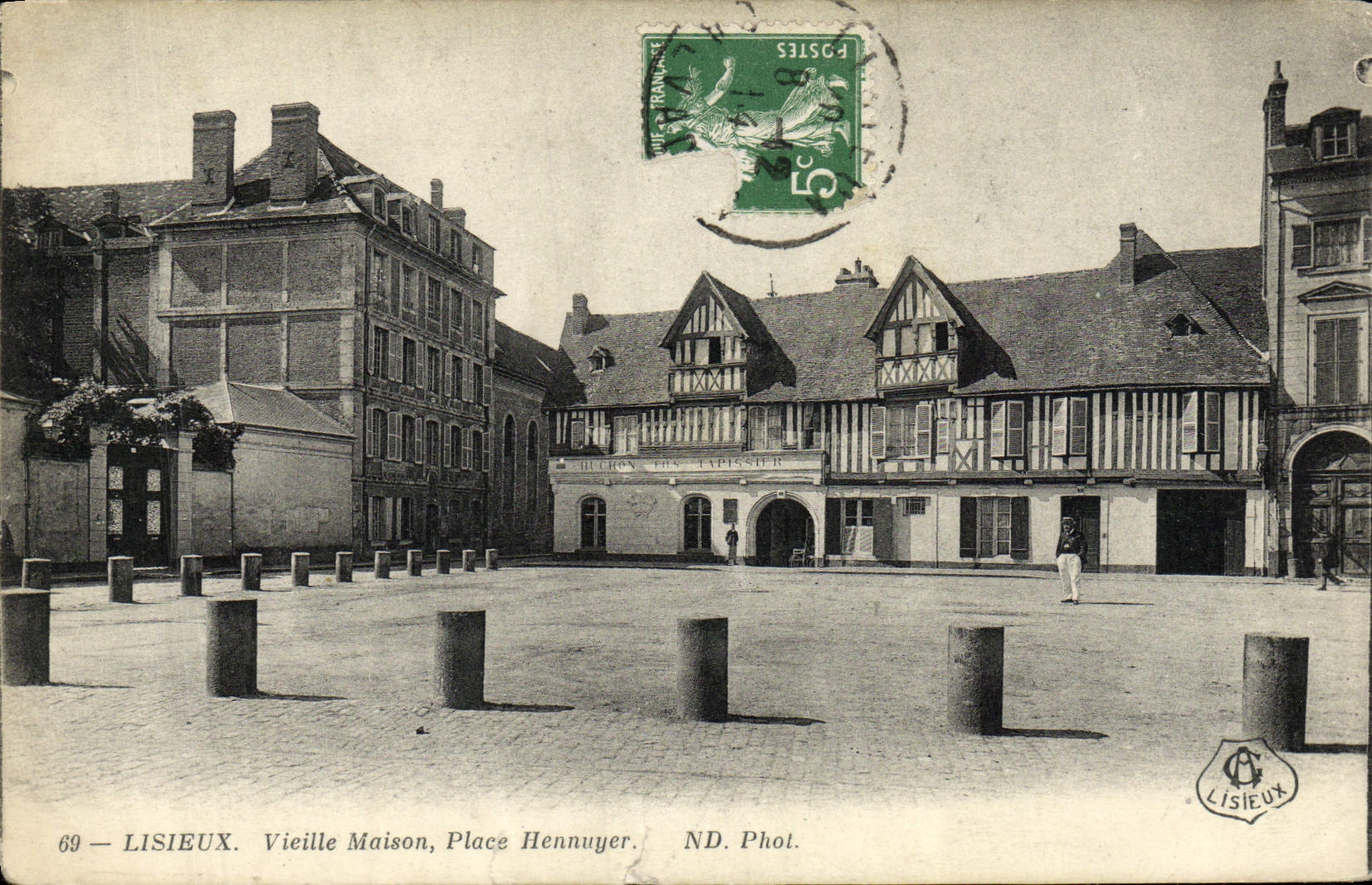 CPA Lisieux Vieilles Maisons place hennuyer