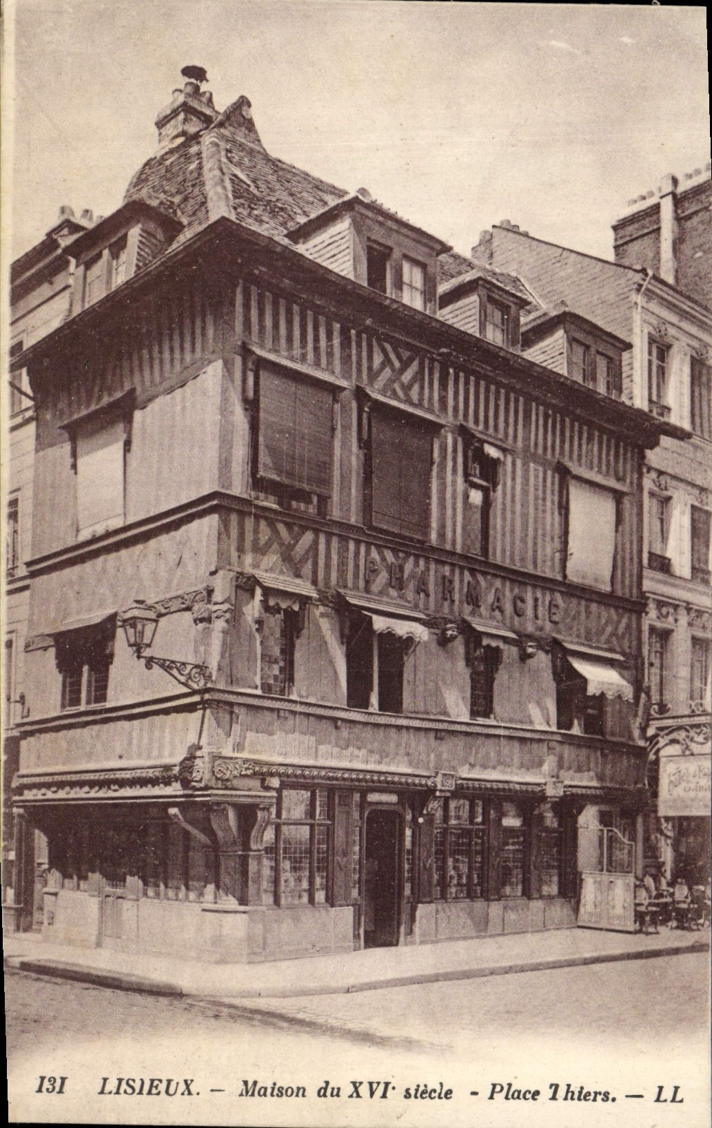 Lisieux — Maison du XVIe siècle - Place Thiers — LL