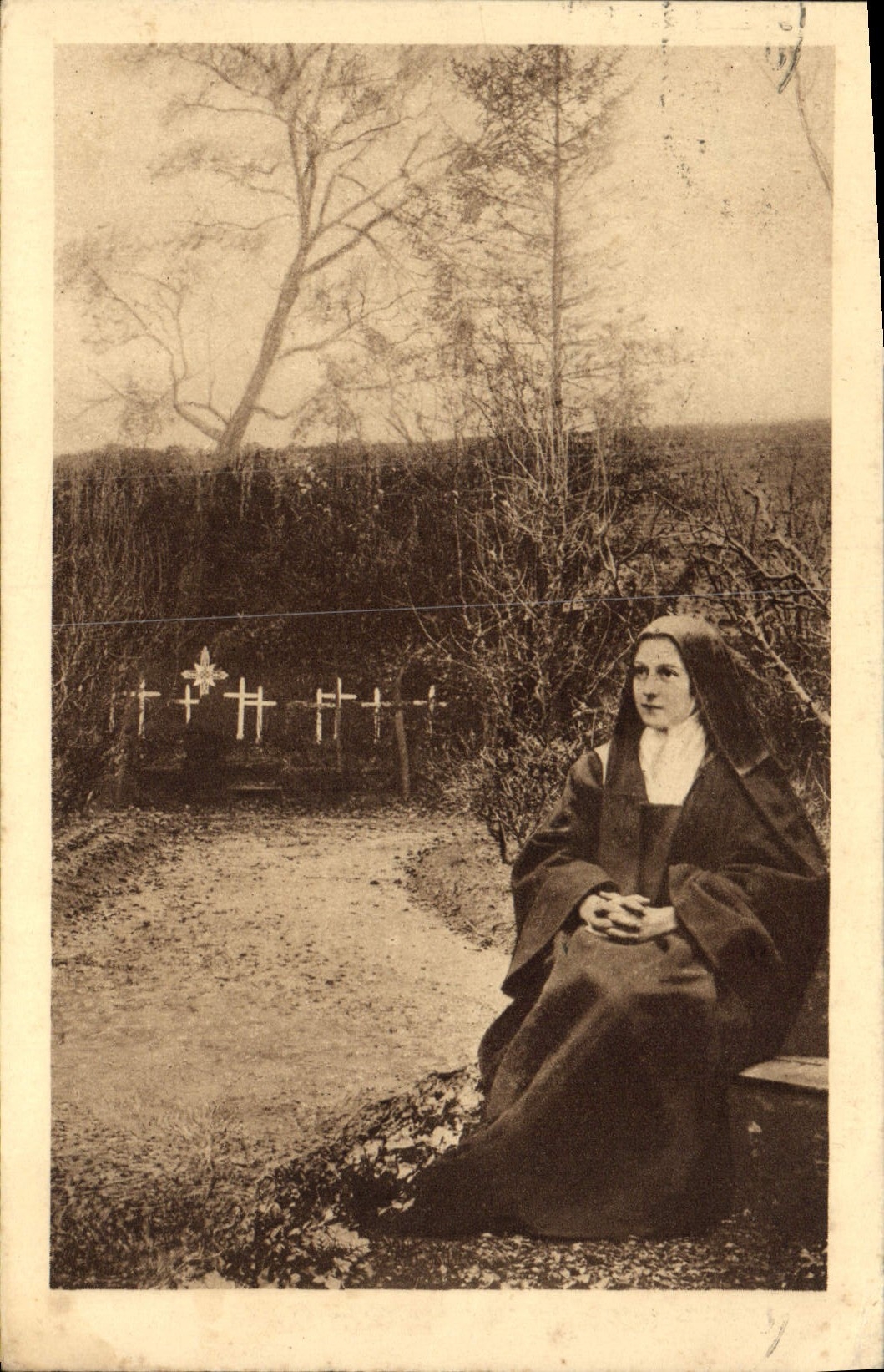 Schwester Thérèse des Kindes Jesu sitzt im Garten des Klosters — Calvados, Frankreich