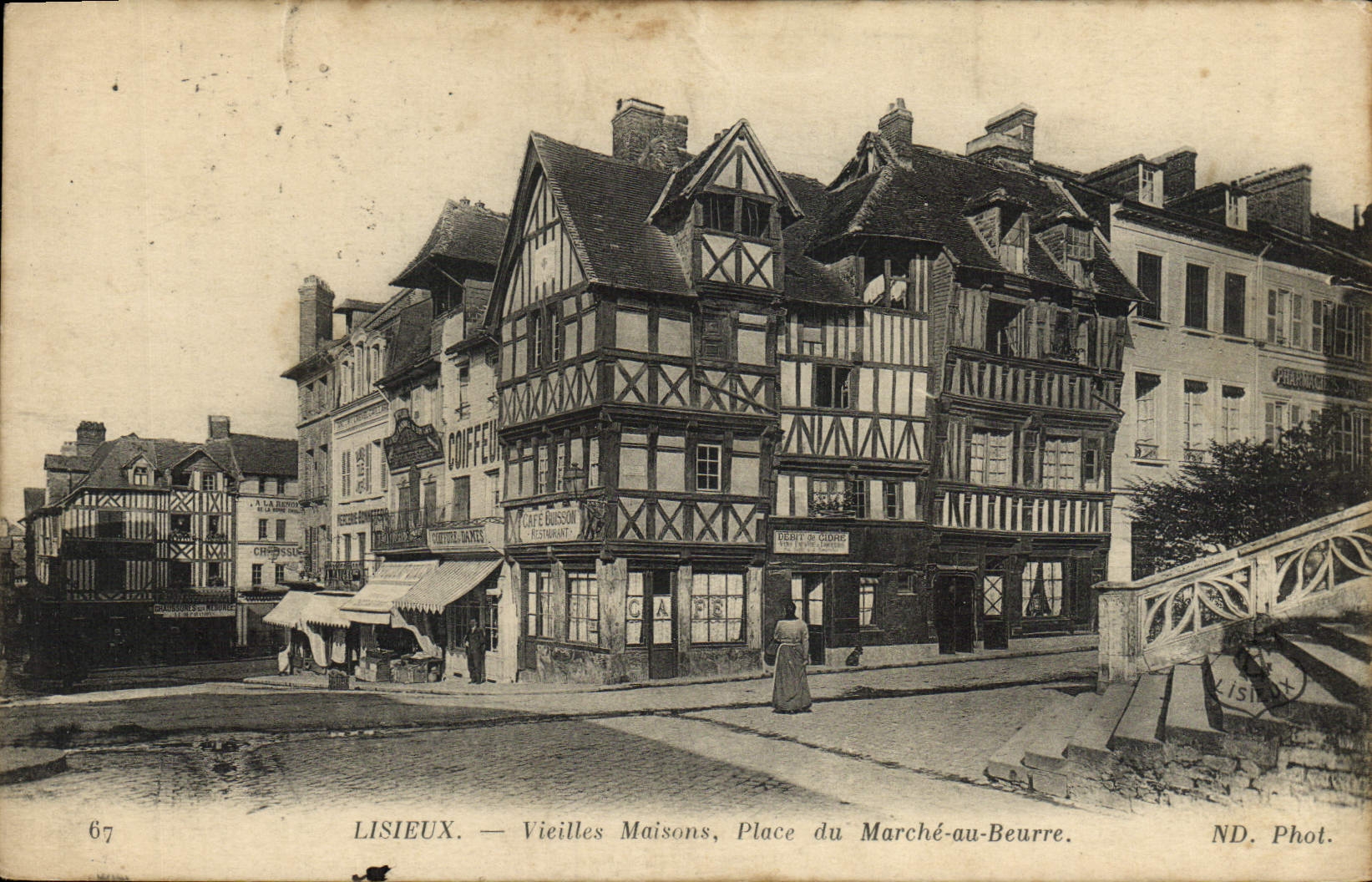 LISIEUX — Vieilles Maisons, Place du Marché-au-Beurre — ND. Phot.