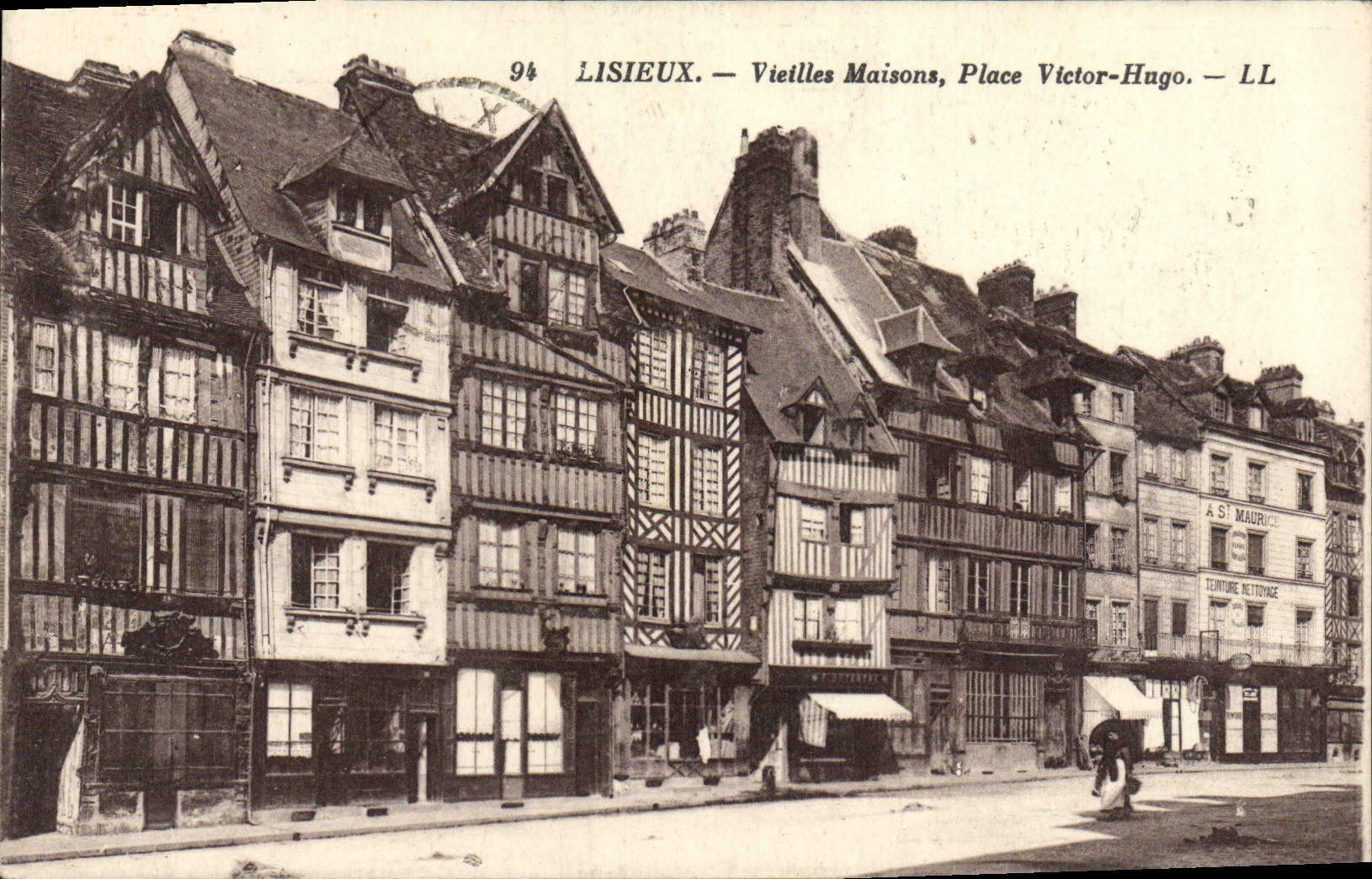 Lisieux — Vieilles Maisons, Place Victor-Hugo — LL