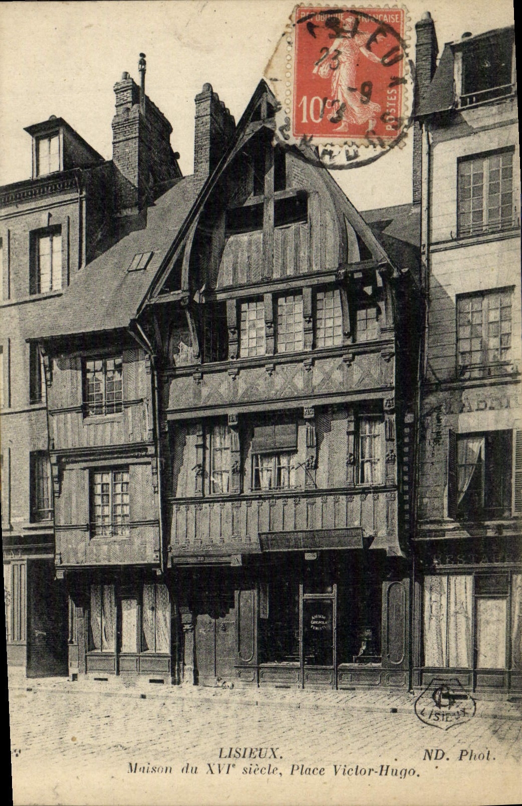Maison du XVIe siècle — Place Victor-Hugo — ND. Phot. LISIEUX