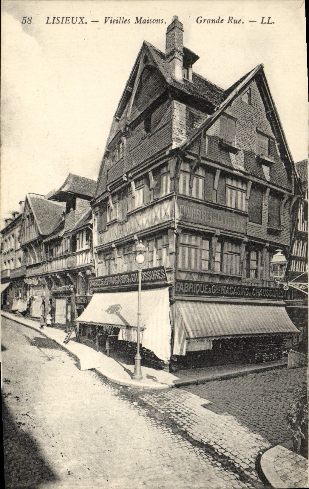 CPA Lisieux vieilles Maisons grande rue