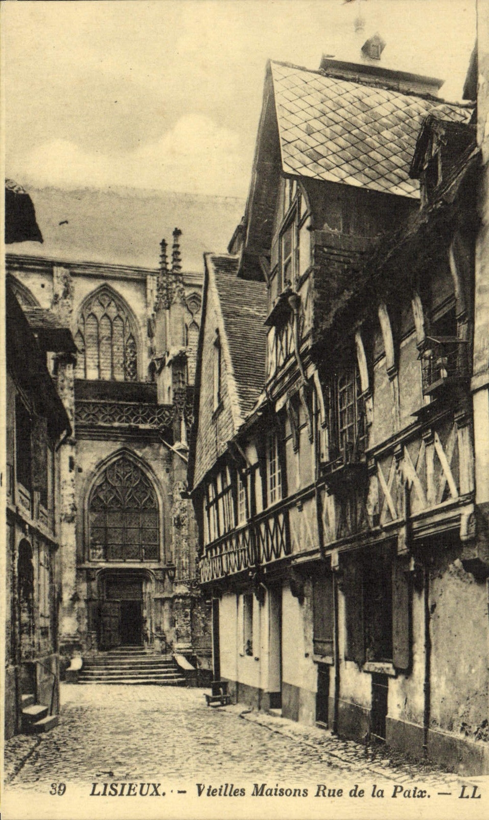 Lisieux — Vieilles Maisons Rue de la Paix — LL