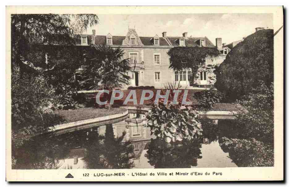 CPA Luc sur mer l'hotel de ville et miroir d'eau du parc