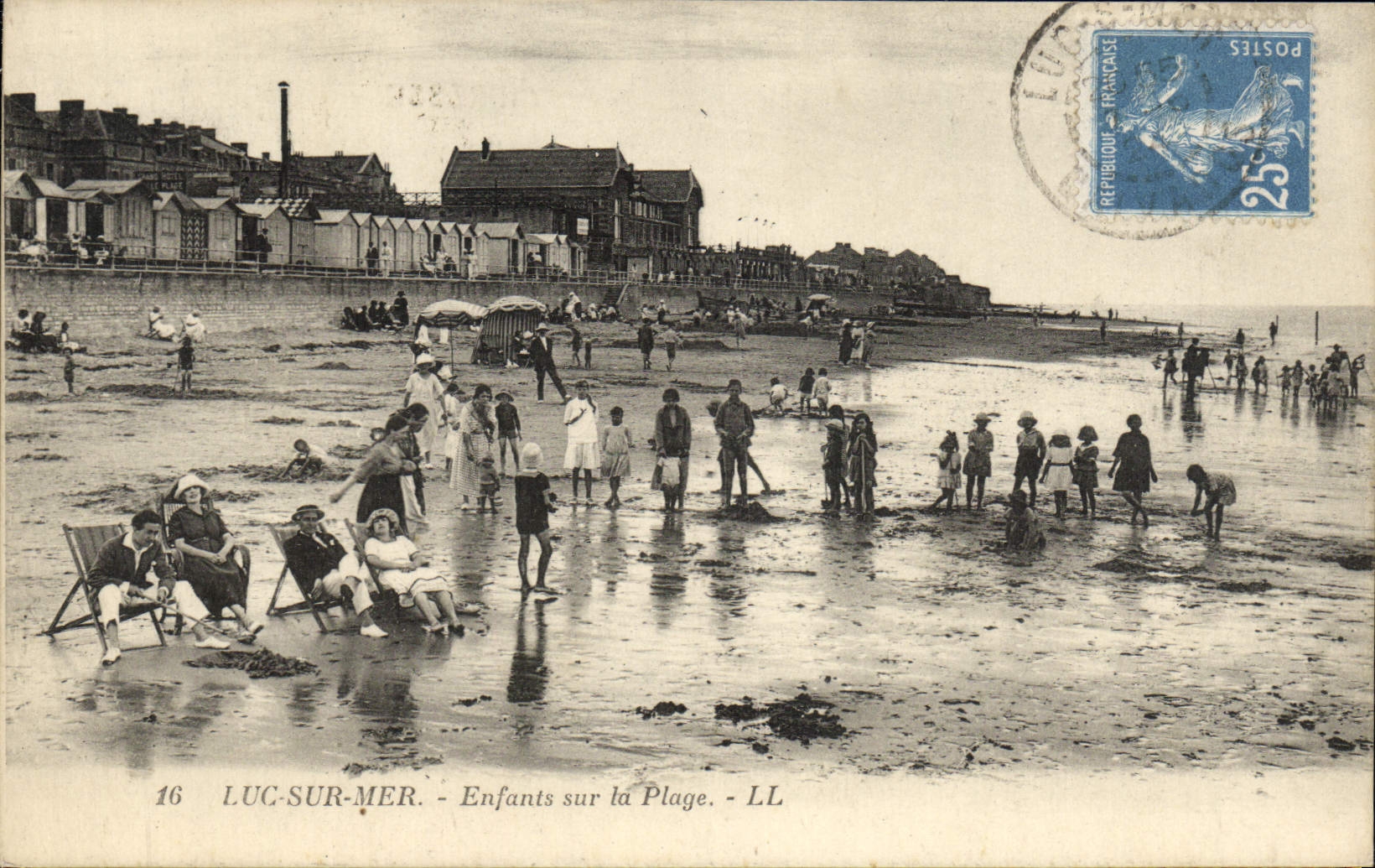 CPA Luc Sur mer enfants sur la plage