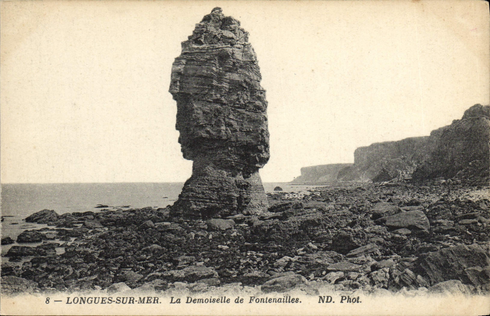 Longues-sur-Mer — La Demoiselle de Fontenailles — ND. Phot.