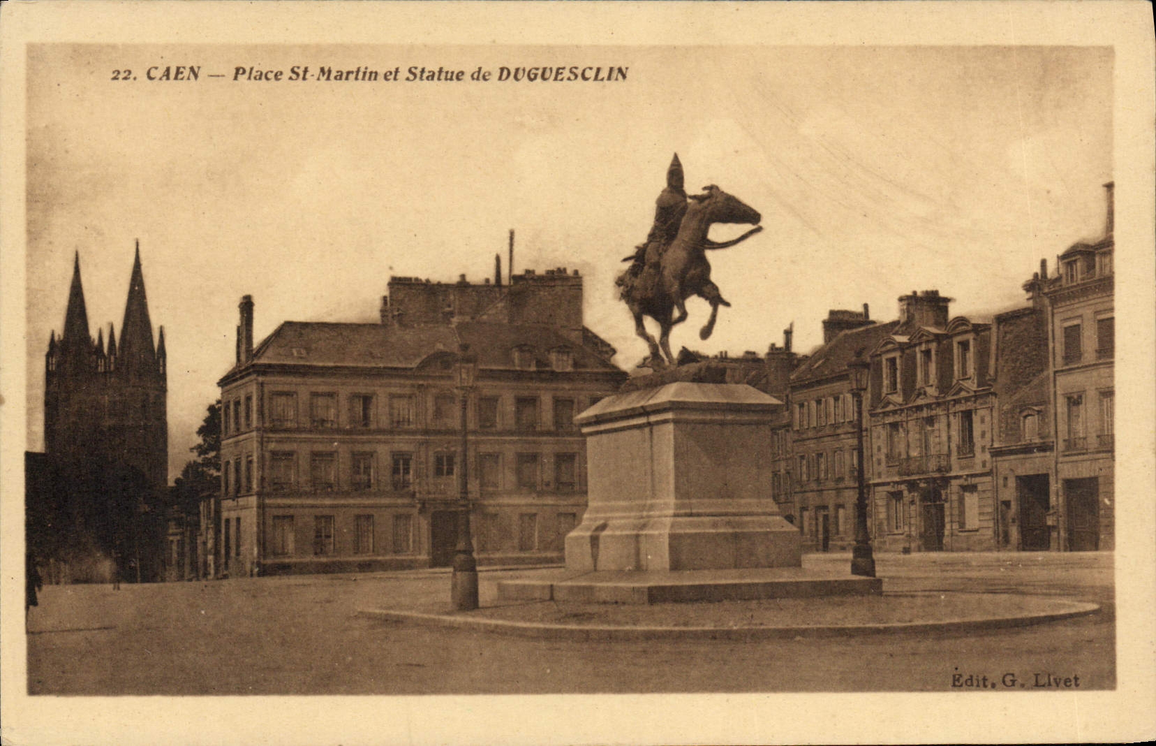 CPA Caen Place St Martin et statue de Duguesclin