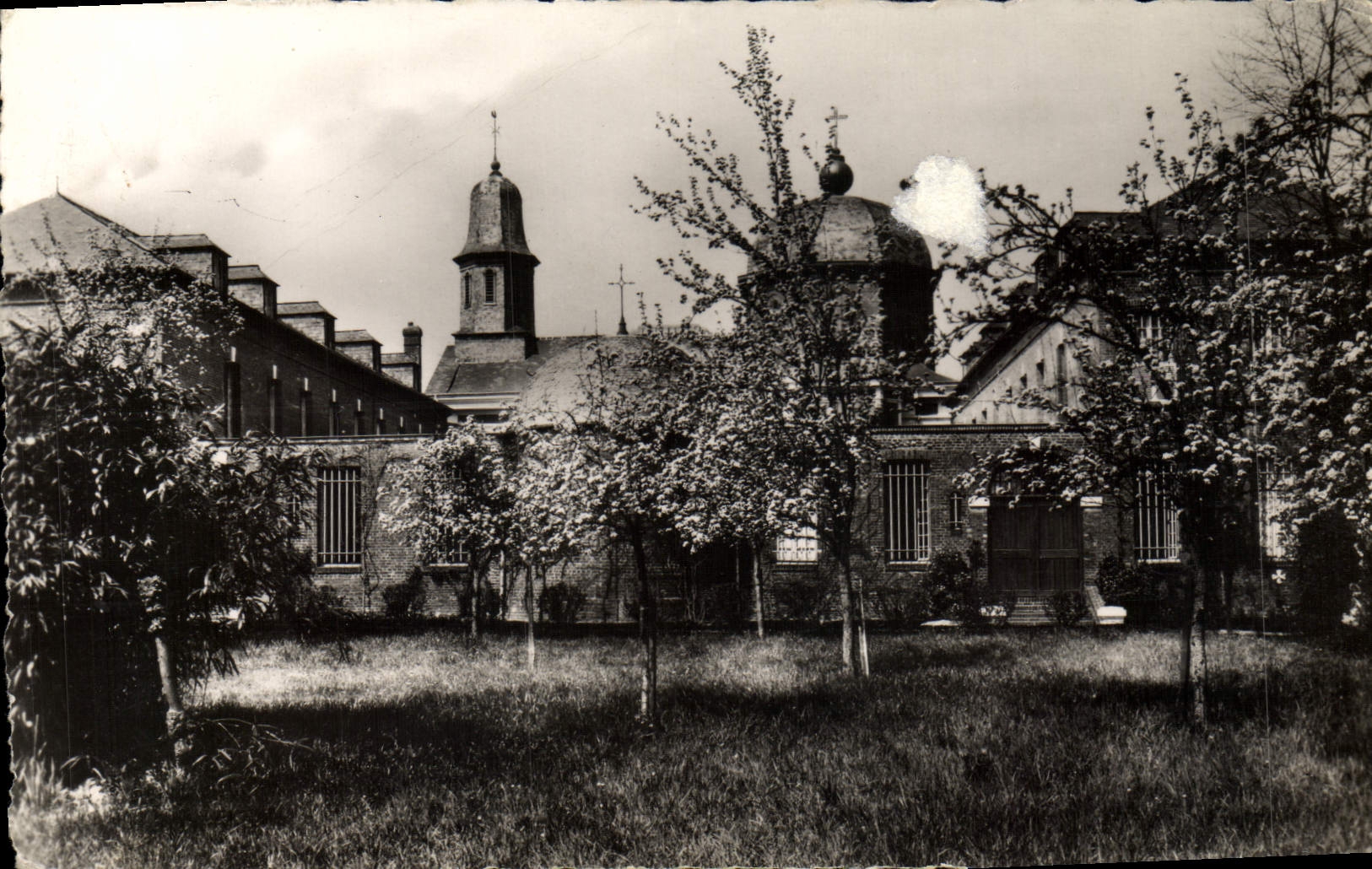 CPMA Le carmel de Lisieux vue prise a l'interieur de la cloture