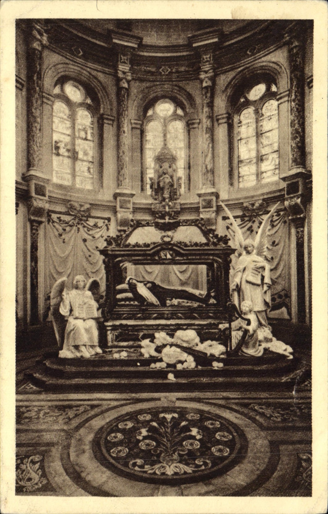 Chapelle et Châsse de Sainte Thérèse de l'Enfant-Jésus — Carnal de Lisières — Vierge du Sourire