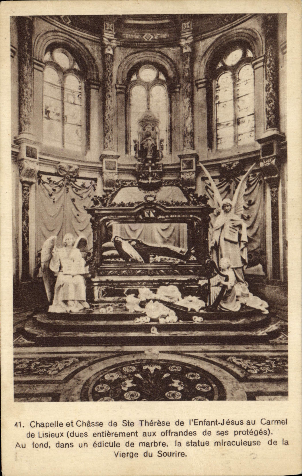 Chapelle et Châsse de Ste Thérèse de l'Enfant-Jésus au Carmel de Lisieux — édifice entièrement en marbre, statue miraculeuse de la Vierge du Sourire au fond