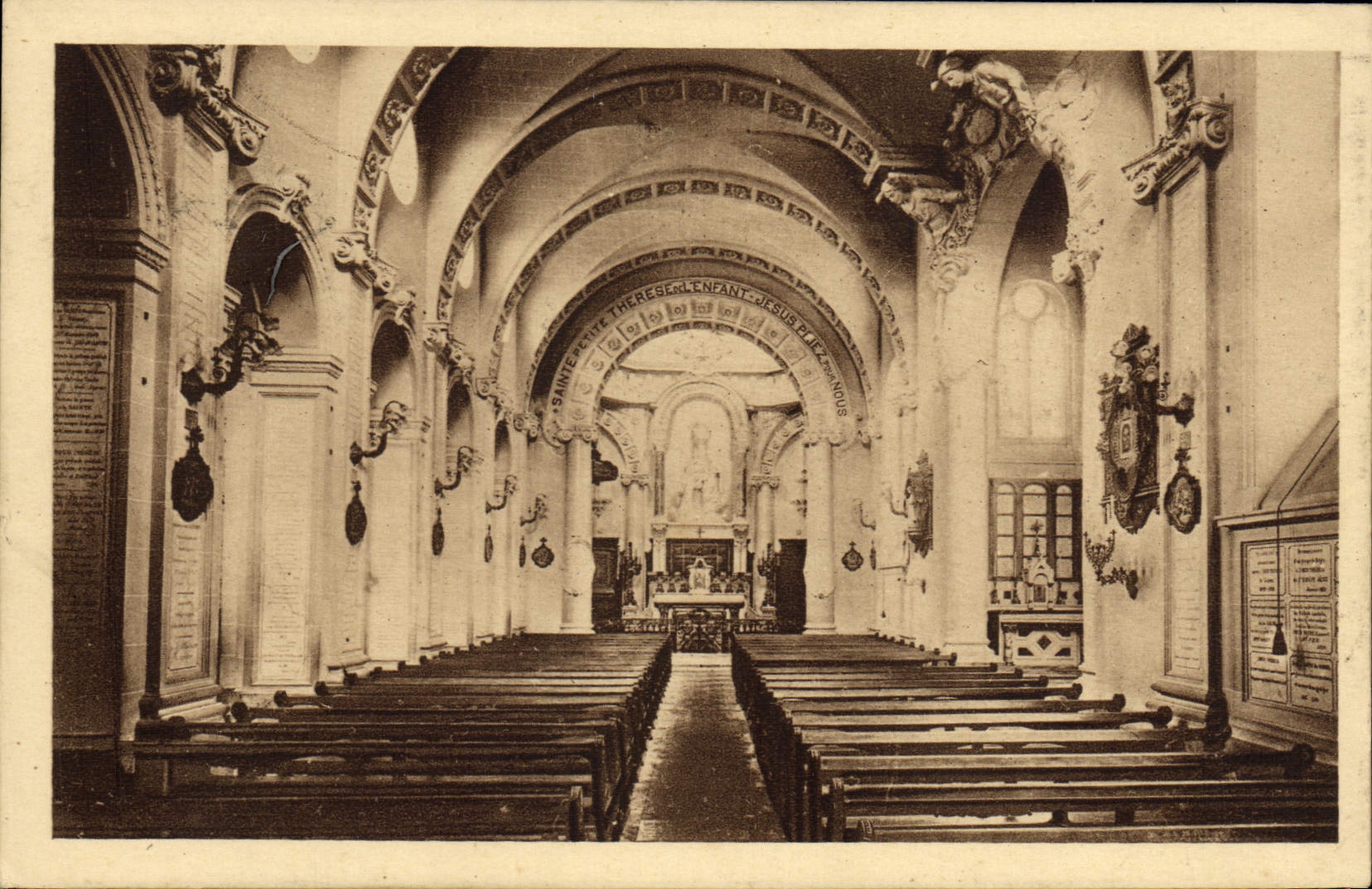 Intérieur de la chapelle des Carmélites de Lisieux — éditeur CPAPHIL, n°4
