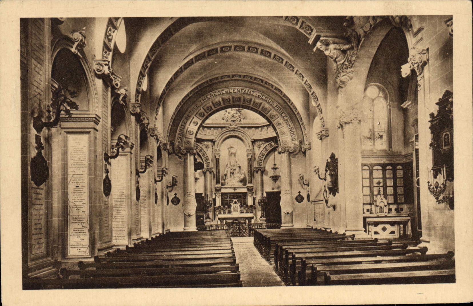 CPA La Chapelle des carmelites des Lisieux