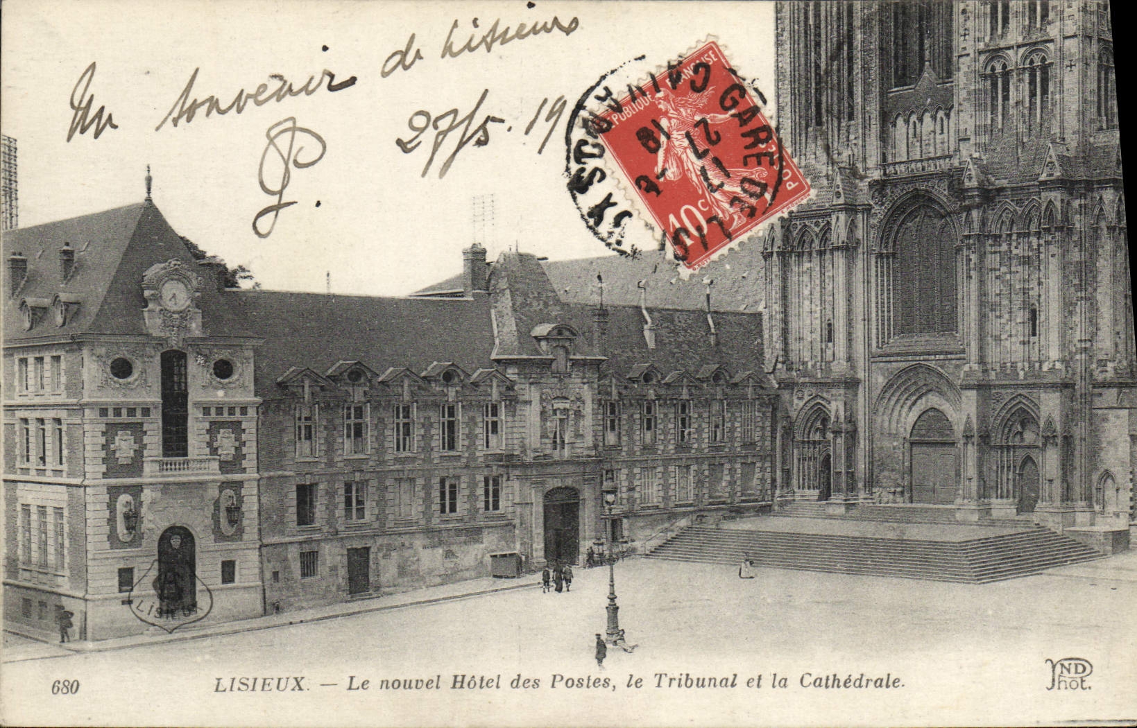 Lisieux — Das neue Posthotel, das Gericht und die Kathedrale — YND Phot.