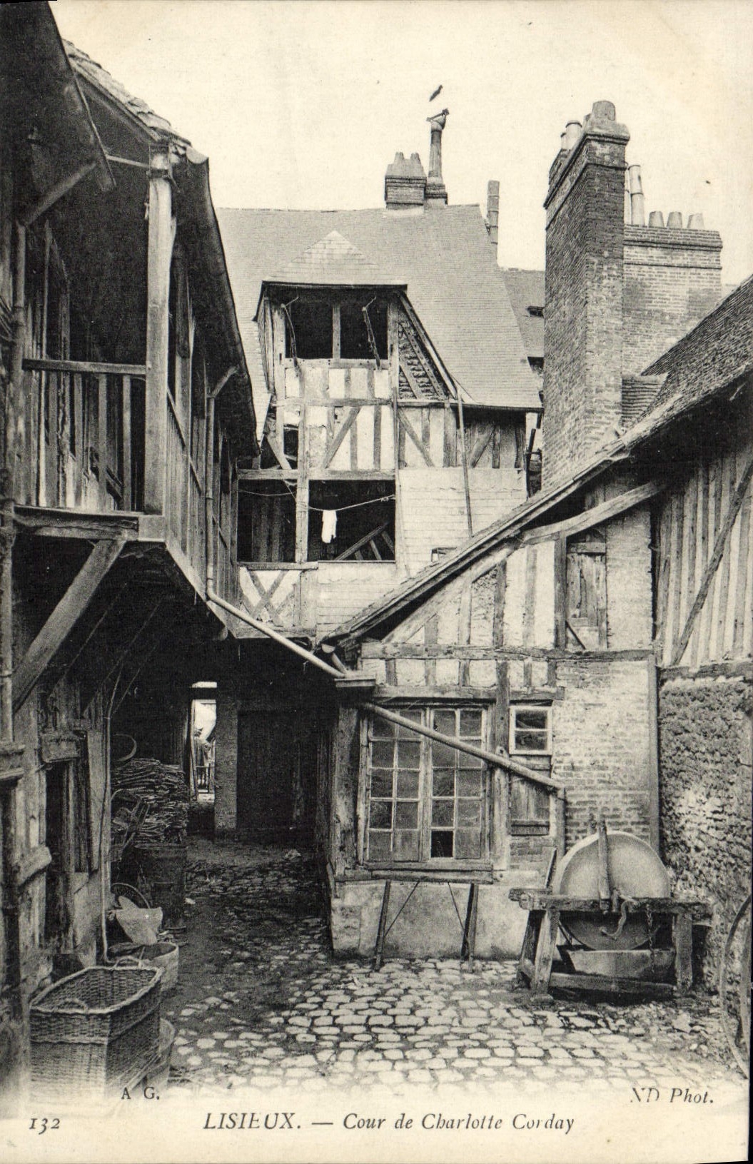 Lisieux — Cour de Charlotte Corday — ND Phot.