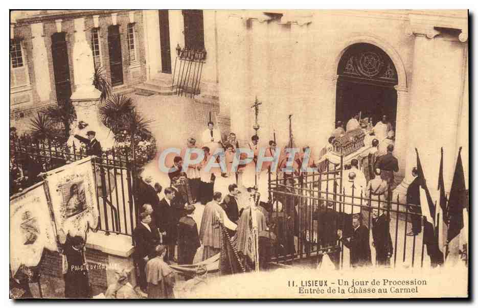 CPA Lisieux Un jour de Procession Entree de la Chasse au Carmel 