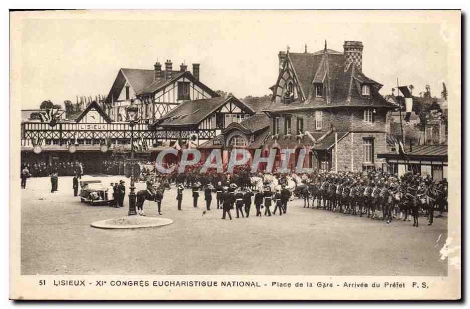 CPA Lisieux Xl Congres Eucharistigue National Place de la Gare Arrivee du Prefet