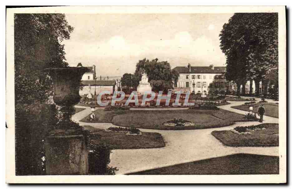 CPA Lisieux Le Jardin Public 
