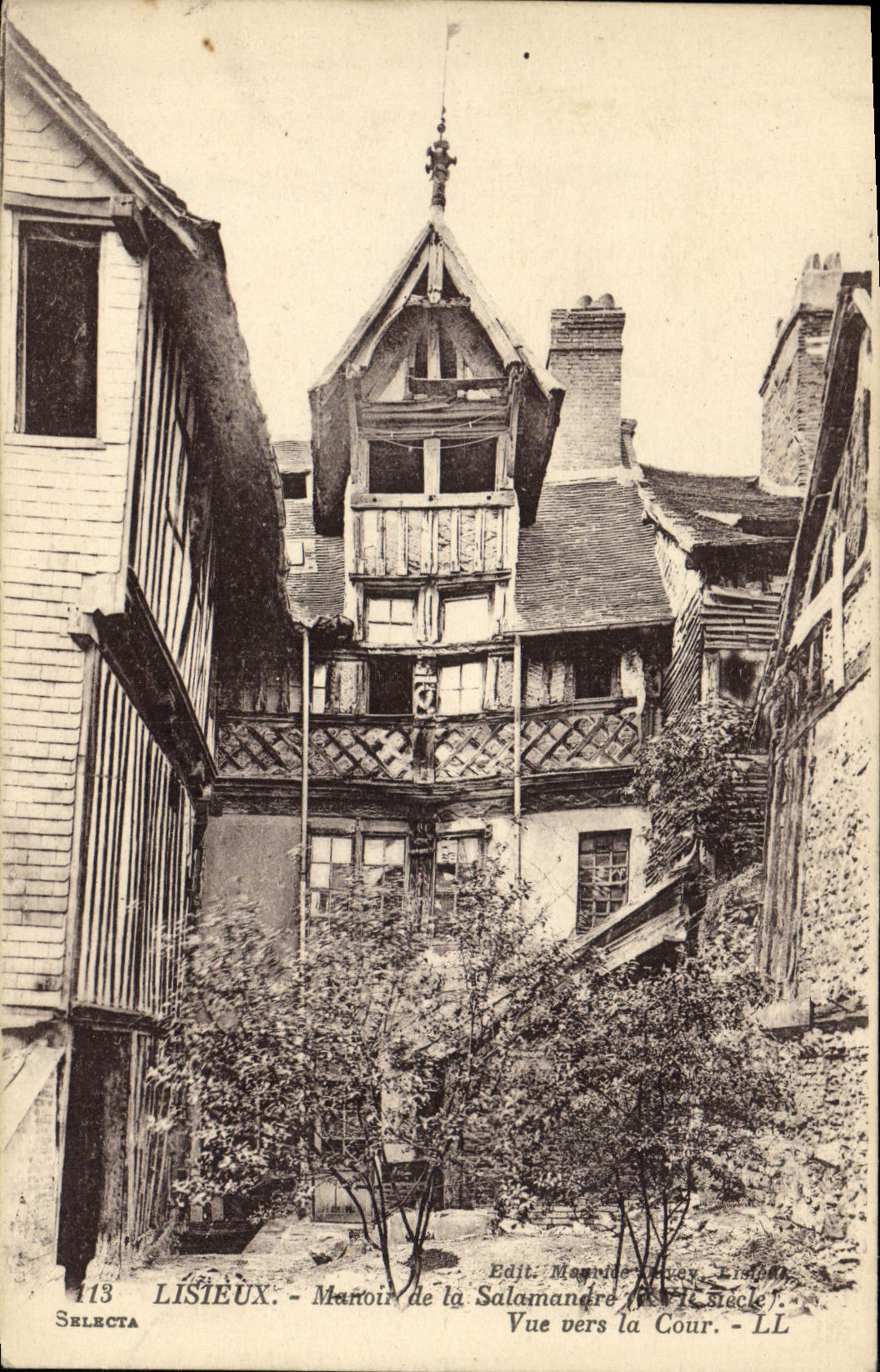 Lisieux - Manoir de la Salamandre (XVe siècle) - Vue vers la Cour