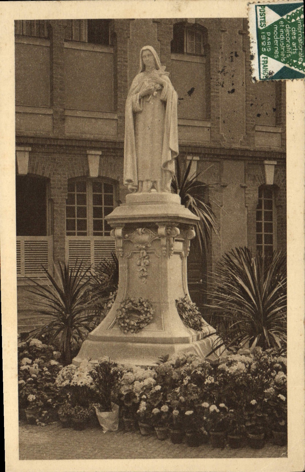 Statue de Sainte Thérèse de l'Enfant-Jésus — cour d'entrée du Carmel de Lisieux — éditeur 'Postes internationales des arts décoratifs modernes' n°3