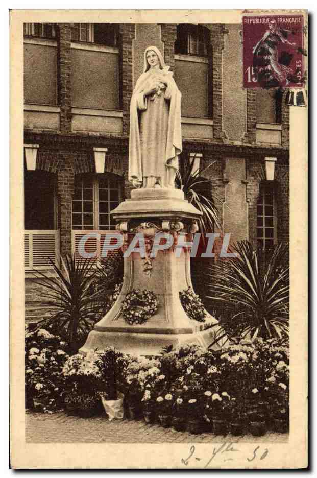 CPA Statue de Sainte Therese de l'Enfant Jesus dans la cour d'entree du Carmel de Lisieux