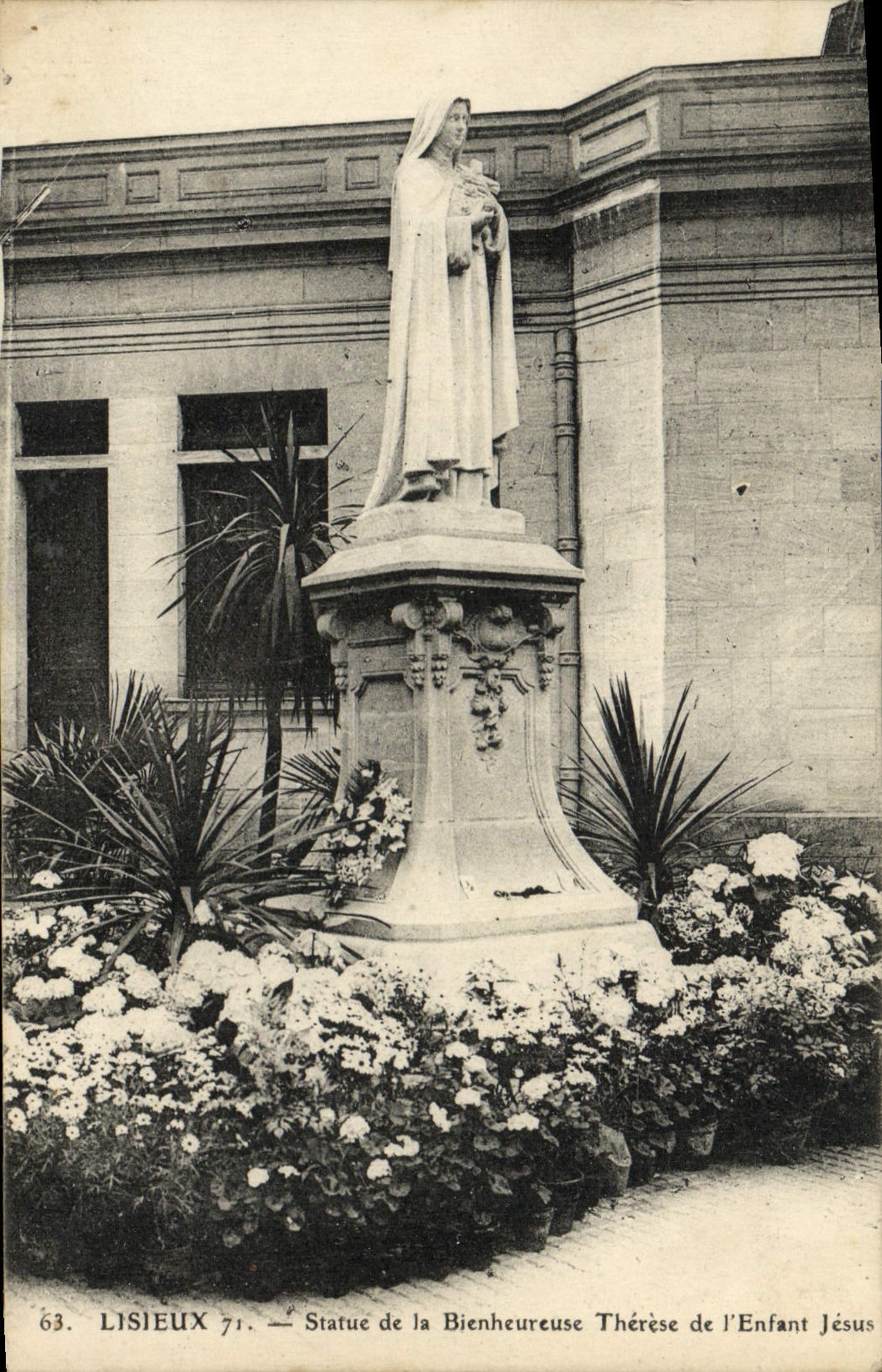 Lisieux 71 — Statue de la Bienheureuse Thérèse de l'Enfant Jésus — éditeur CPAPHIL
