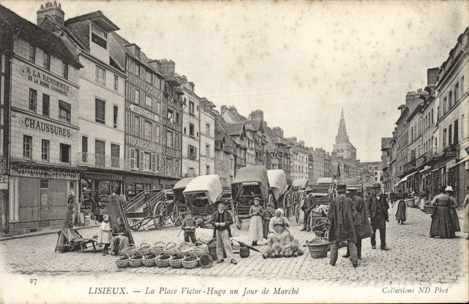 LISIEUX — La Plaza Victor-Hugo un Día de Mercado — Collections ND Phot