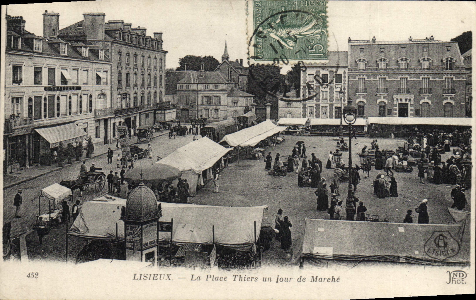 LISIEUX — La Place Thiers un jour de Marché — ND. Fot. n°452