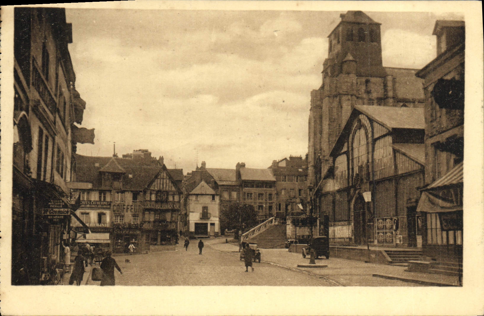 Lisieux — Place du Marché au Beurre — Carte postale n°65