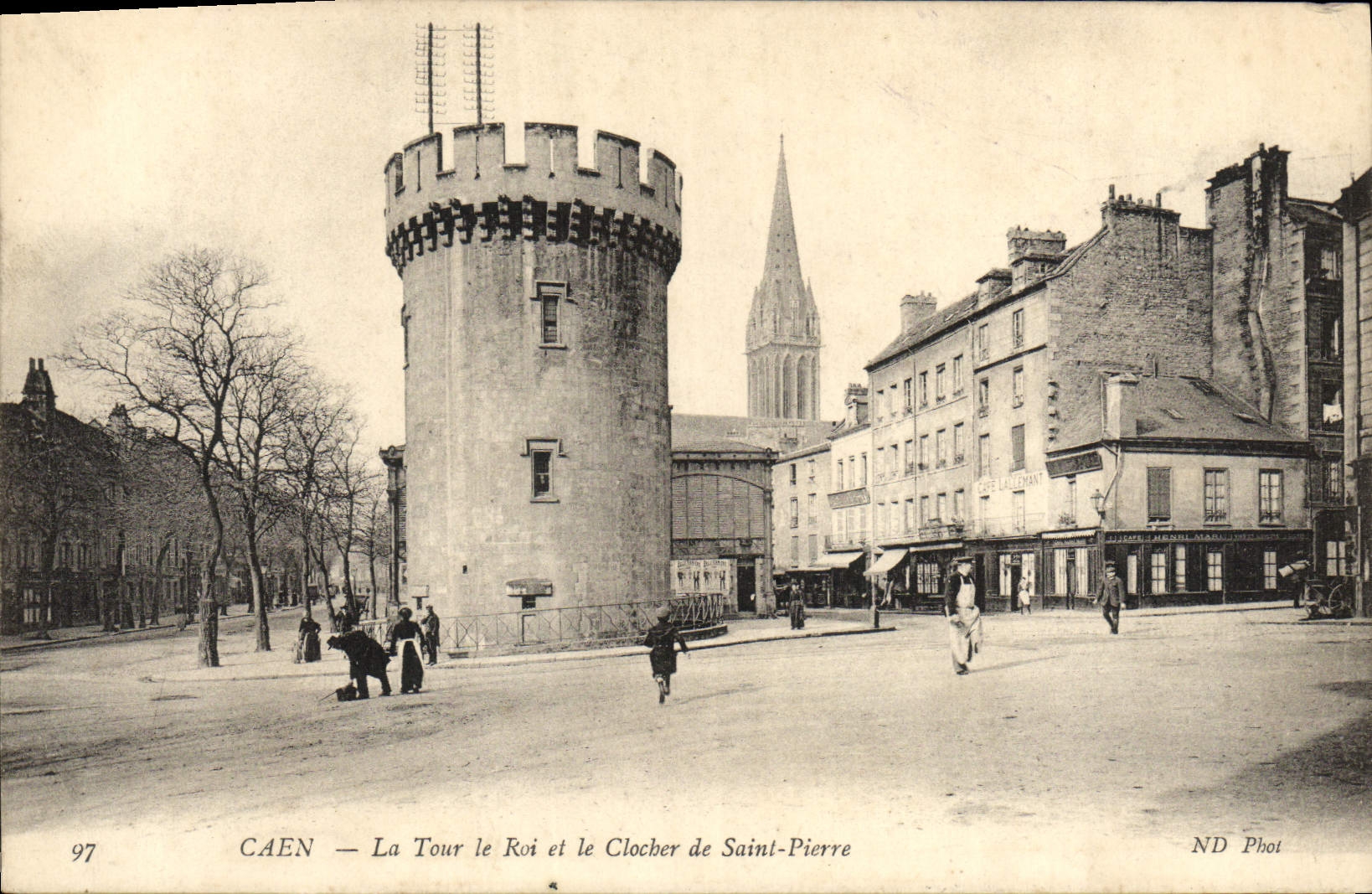 CPA Caen La Tour Le Roi et le Clocher de Saint Pierre 