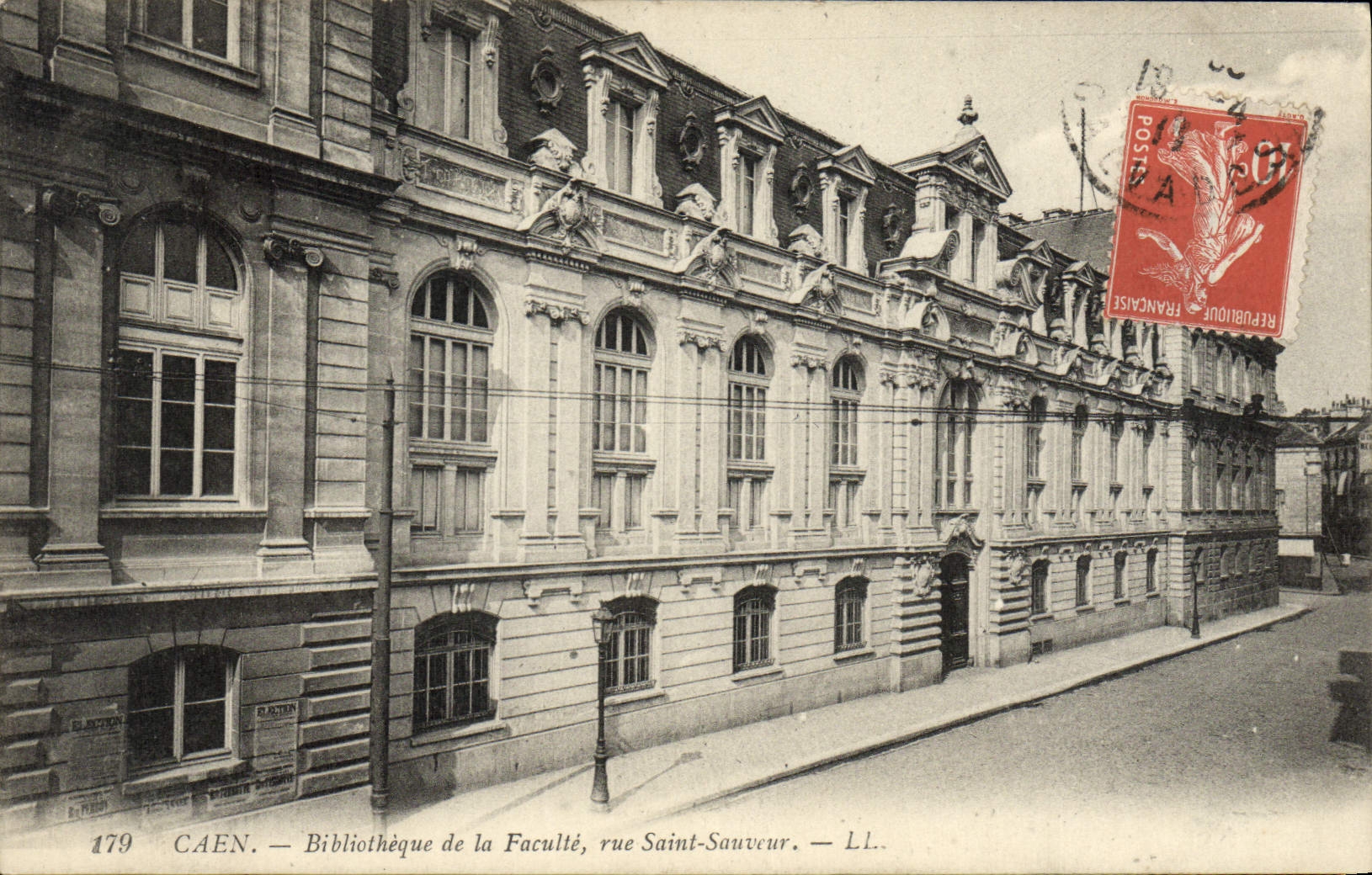 CPA Caen Bibliotheque de la Faculte vue Saint Sauveur 