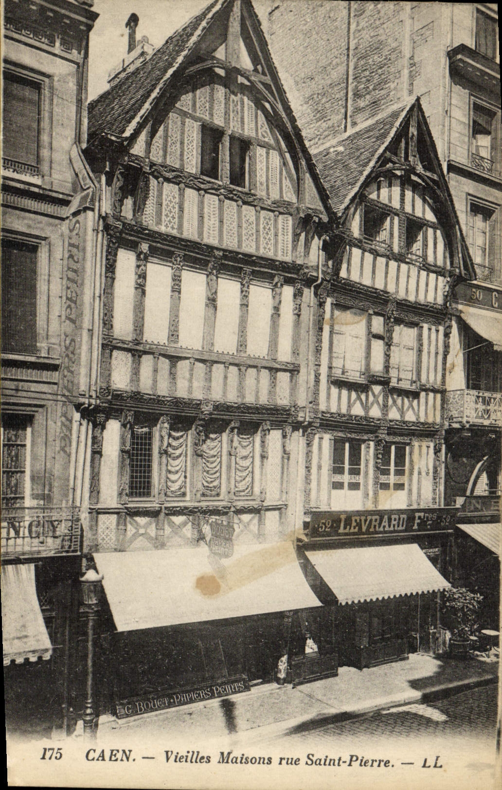 CPA Caen Vieilles Maisons rue Saint Pierre Levrard