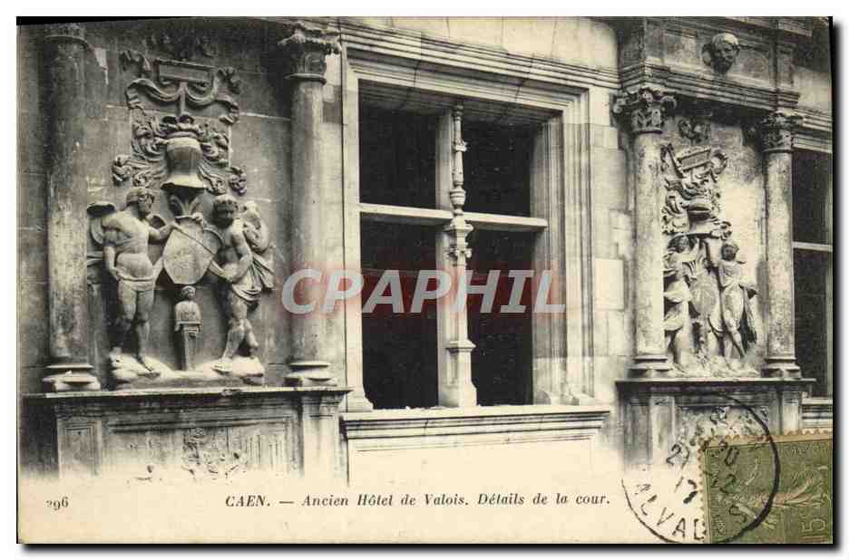 CAEN — Ancien Hôtel de Valois. Détails de la cour.