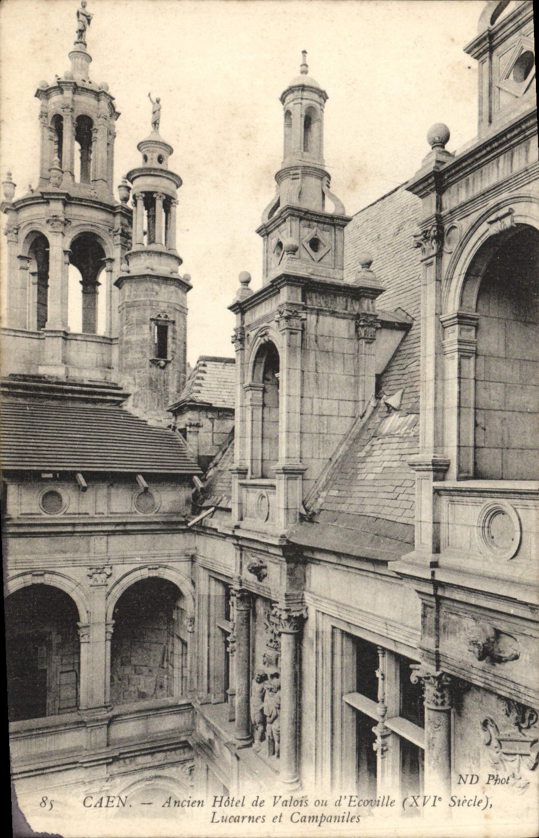 Caen — Alter Hotel de Valois oder d'Écoville (16. Jahrhundert), Lucarnes und Campaniles