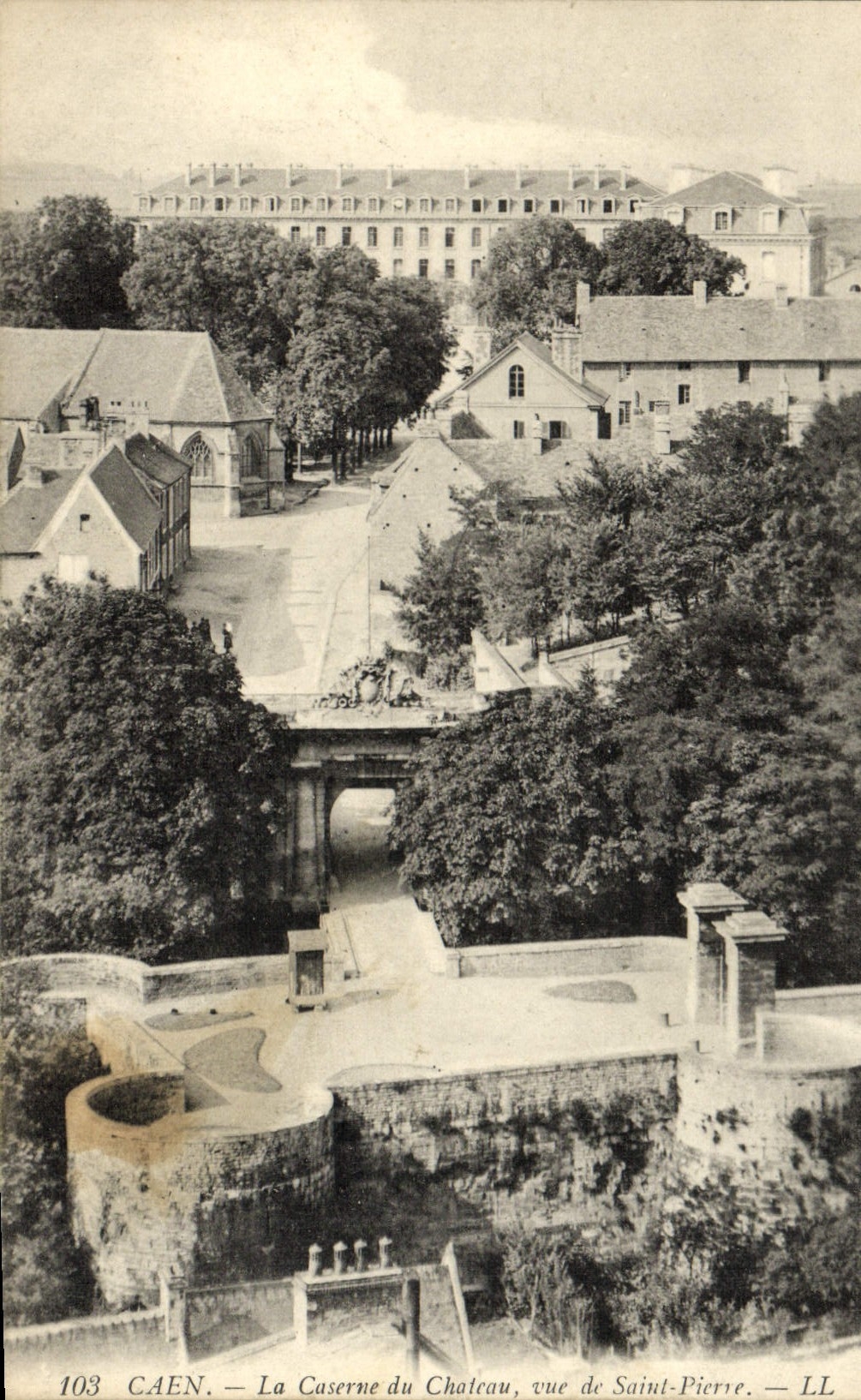CPA Caen La Caserne du Chateau Vue de Saint Pierre 