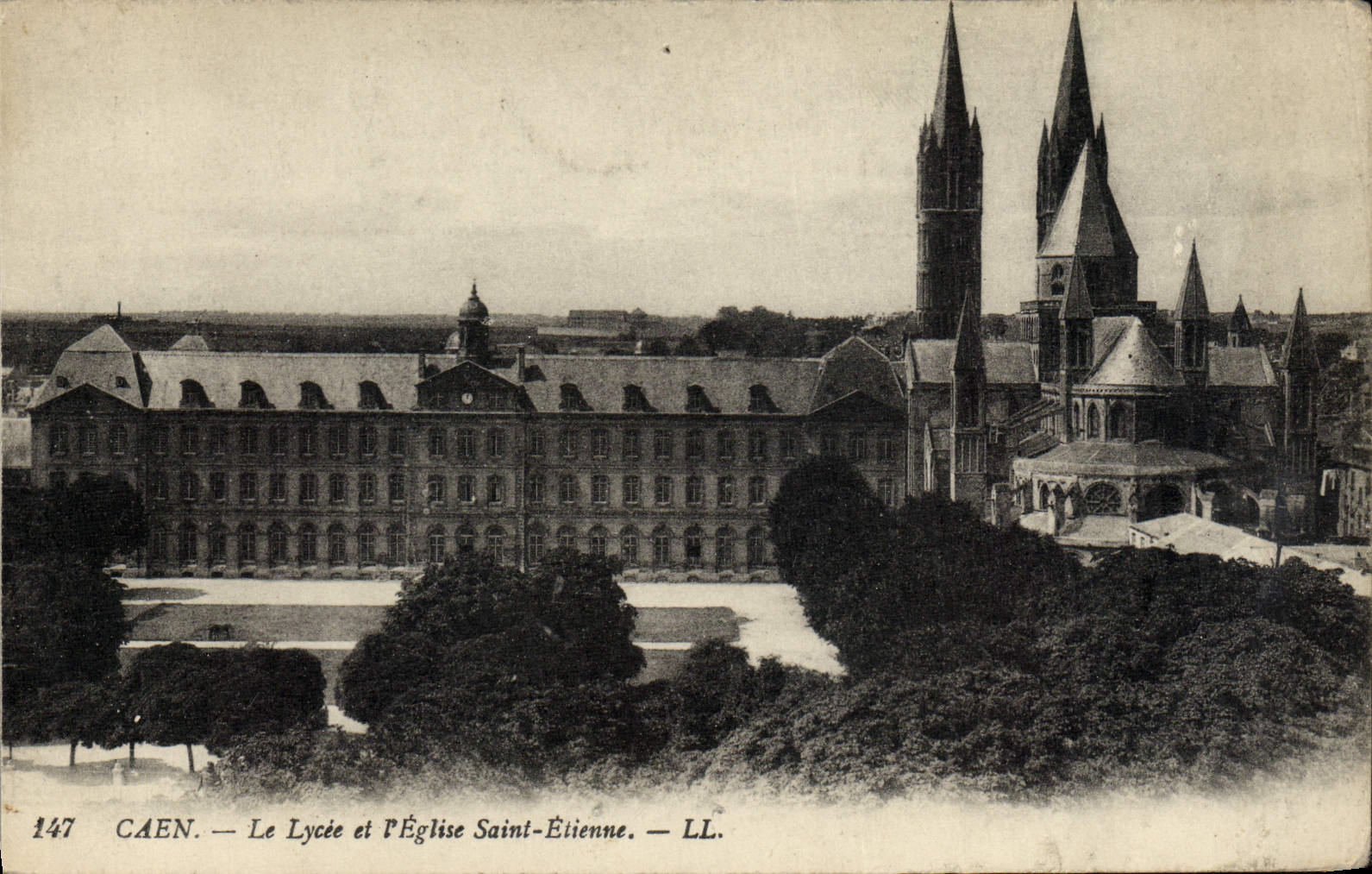 CPA Caen Le Lycee et l'Eglise Saint Etienne 