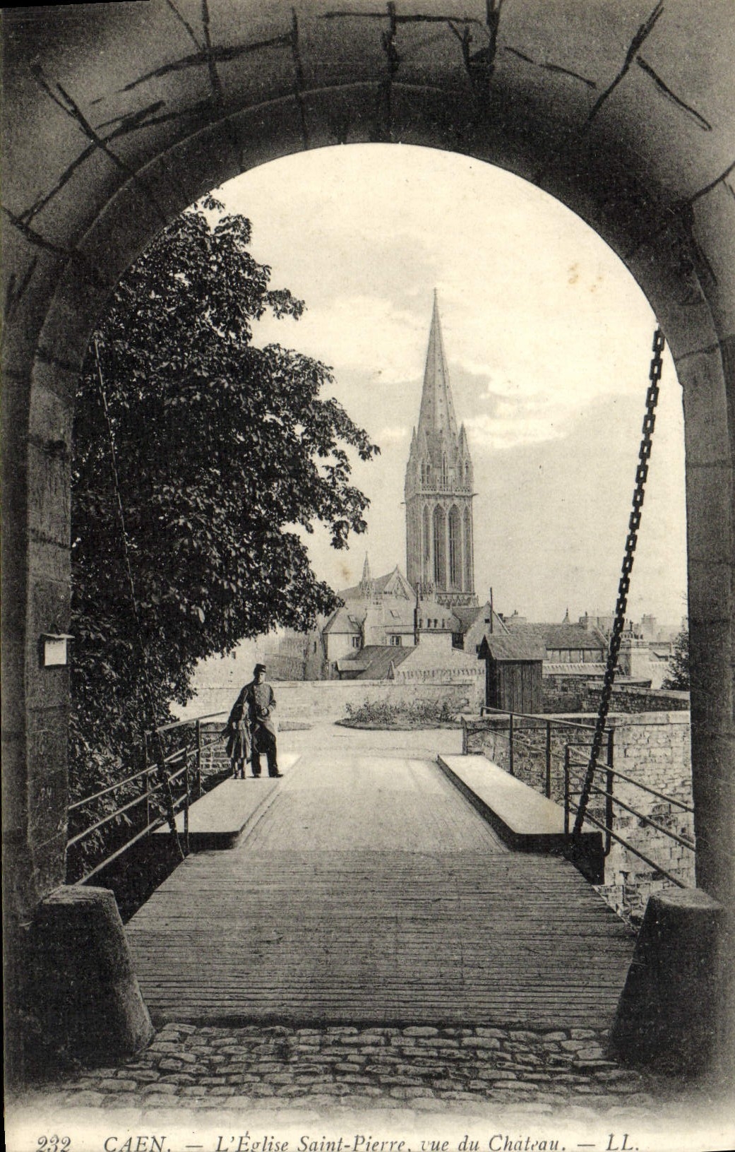 CAEN — Die Kirche Saint-Pierre, Ansicht vom Schloss — LL, n° 232