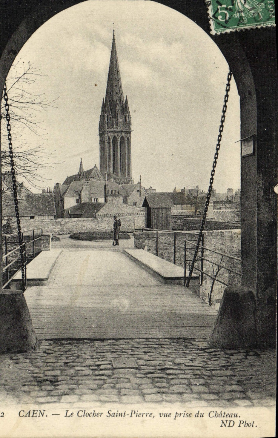 CPA Caen Le Clocher Saint Pierre Vue prise du Chateau