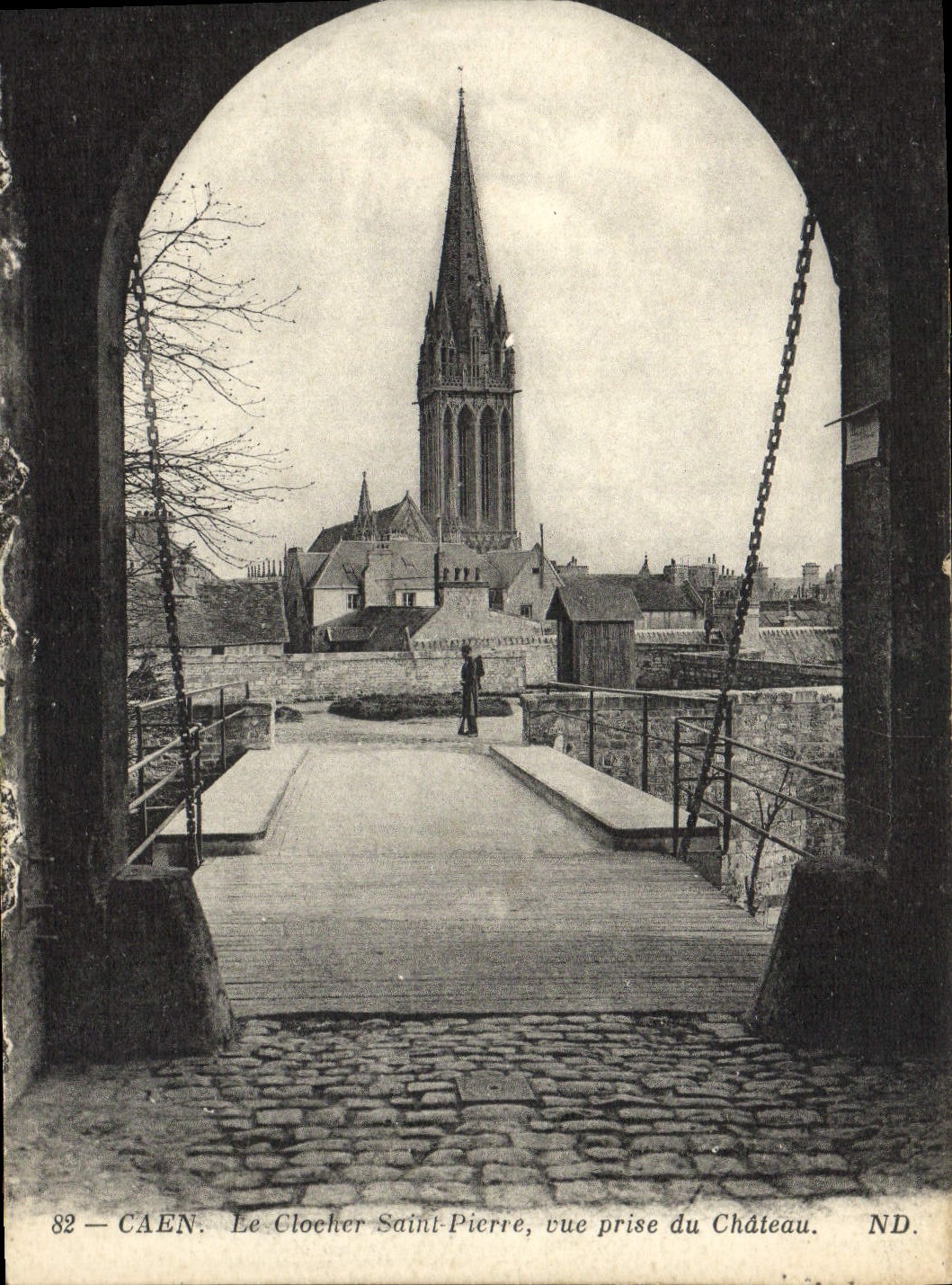 CPA Caen Le Clocher Saint Pierre vue prise du Chateau 