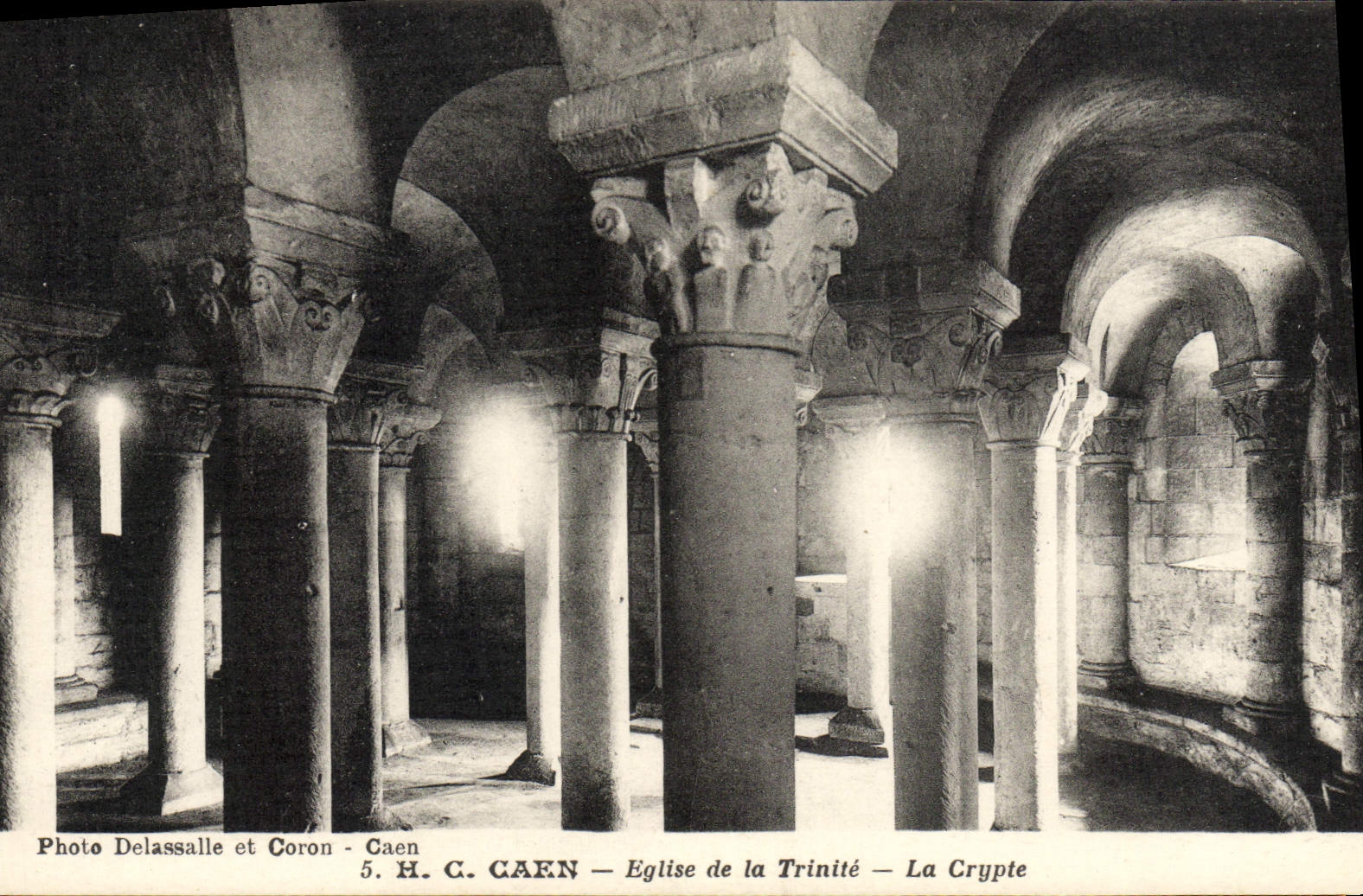Caen — Église de la Trinité — La Crypte — Photo Delassalle et Coron