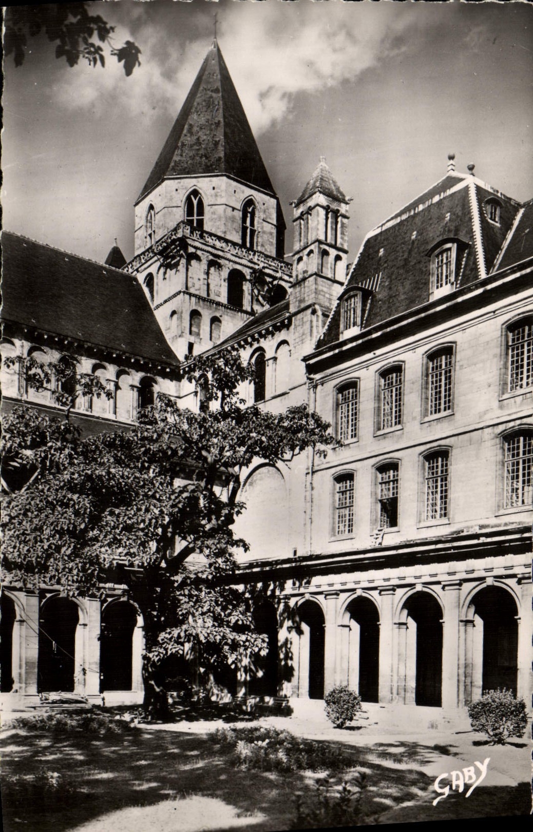 Caen (Calvados) — Église Abbatiale Saint-Étienne, Tour Lanterne vue du cloître — Éditions Gaby
