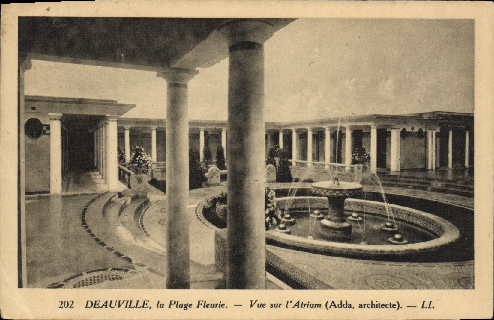 Deauville, la Plage Fleurie — Vue sur l'Atrium (Adda, architecte) — LL