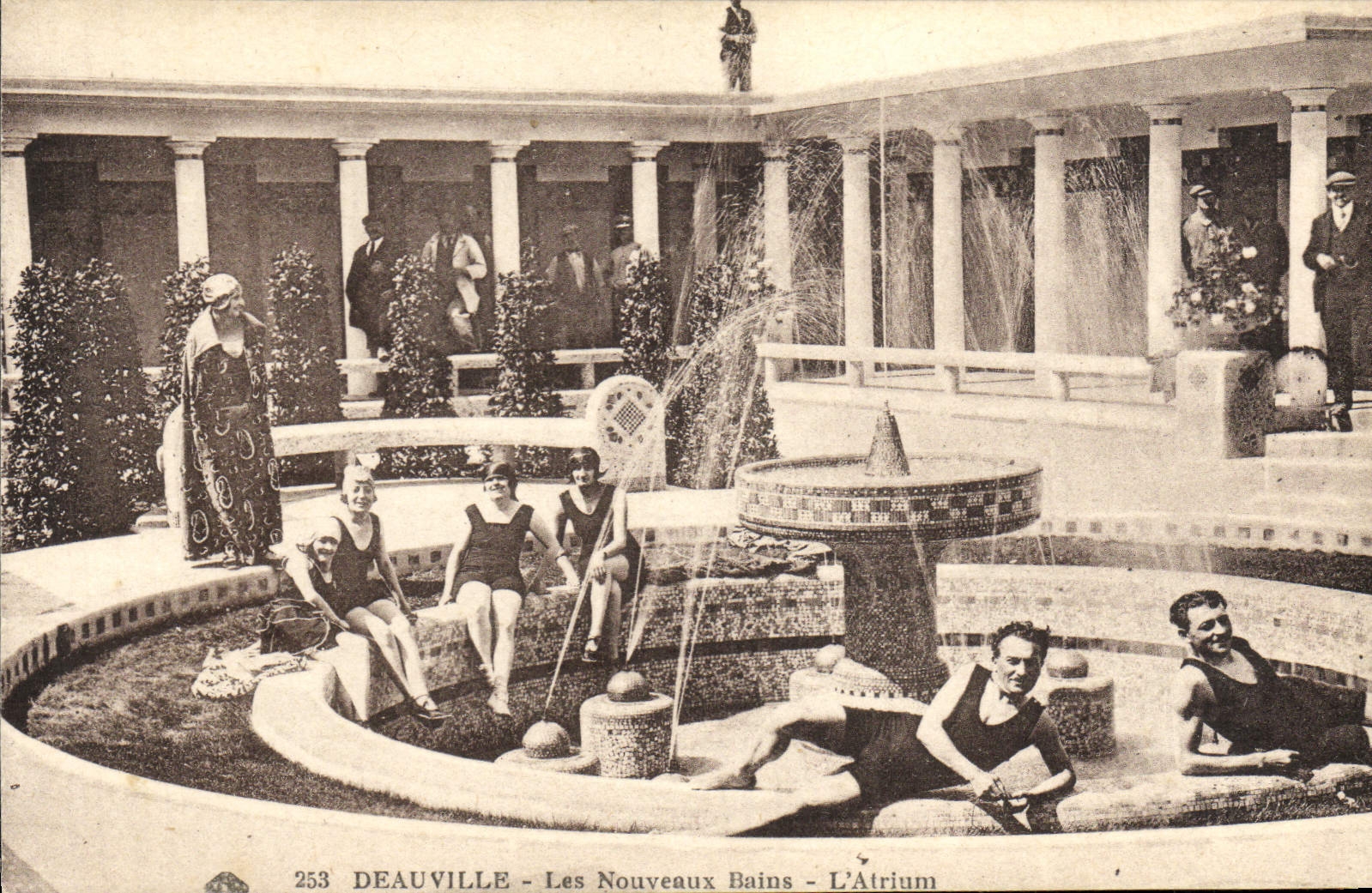 Deauville - Les Nouveaux Bains - L'Atrium — éditeur CPAPHIL, n° 253