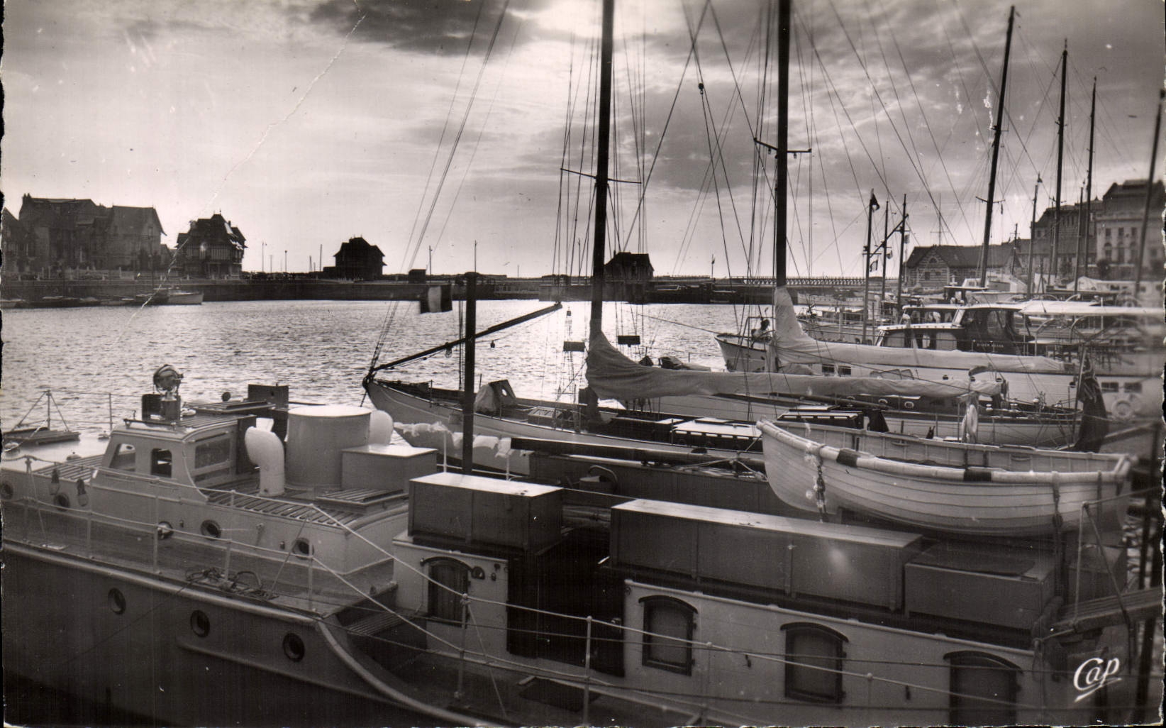 CPM Deauville Trouville Crepuscule sur le bassin des yachts
