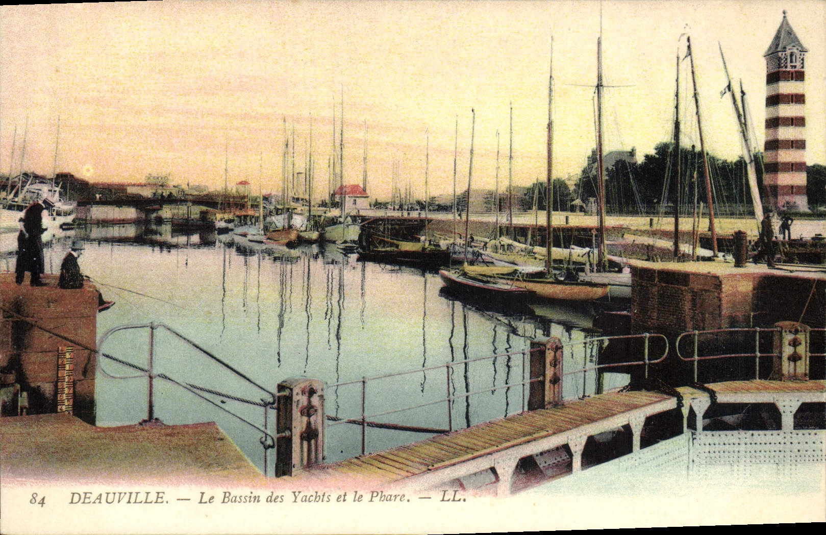 Deauville — Le Bassin des Yachts et le Phare — LL. n°84