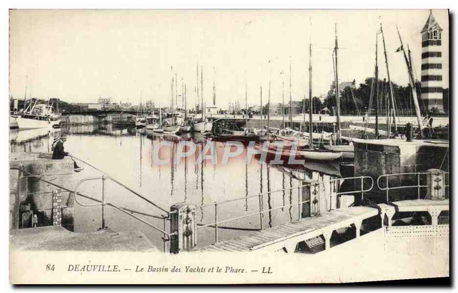 CPA Deauville Le bassin des yachts et le phare Bateaux