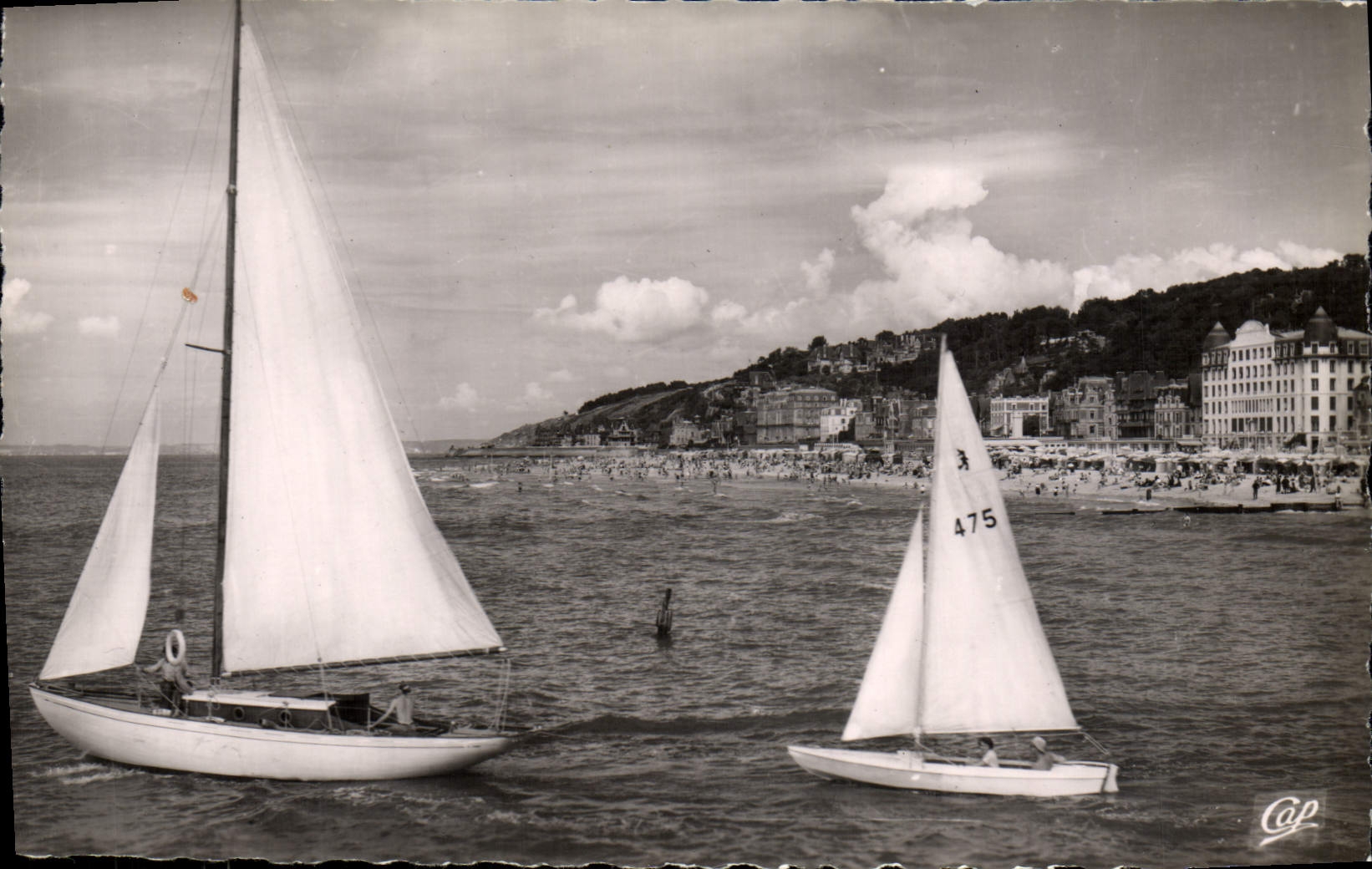 TROUVILLE la Reine des Plages — Les Yachts et la Plage — Cap