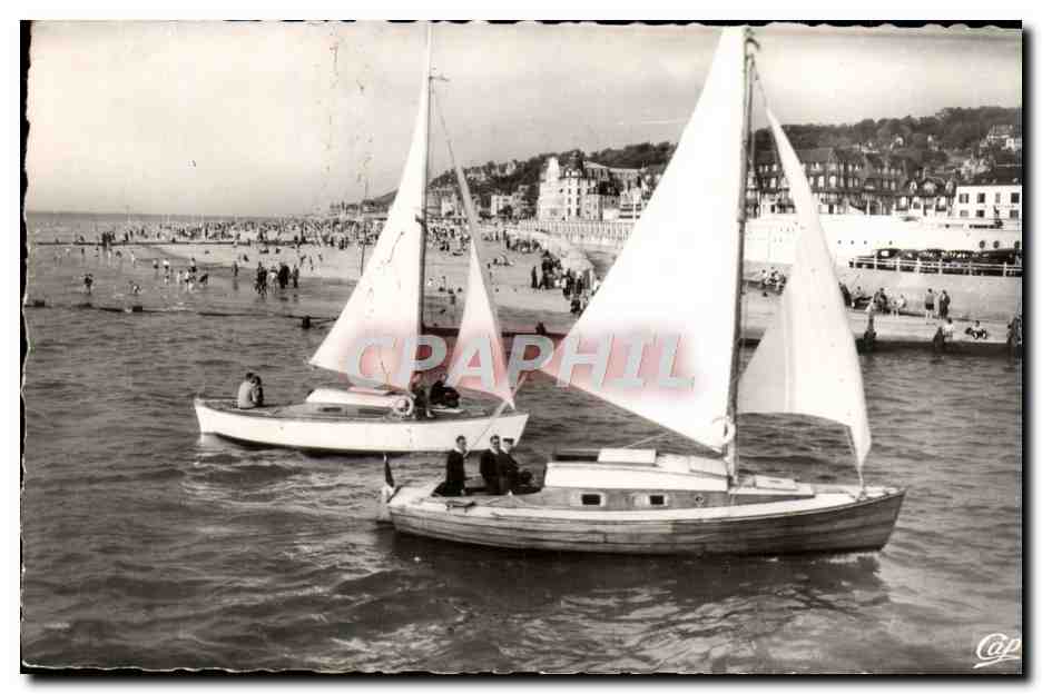 Voiliers rentrant dans le Bassin — Deauville-Trouville — Réal-Photo