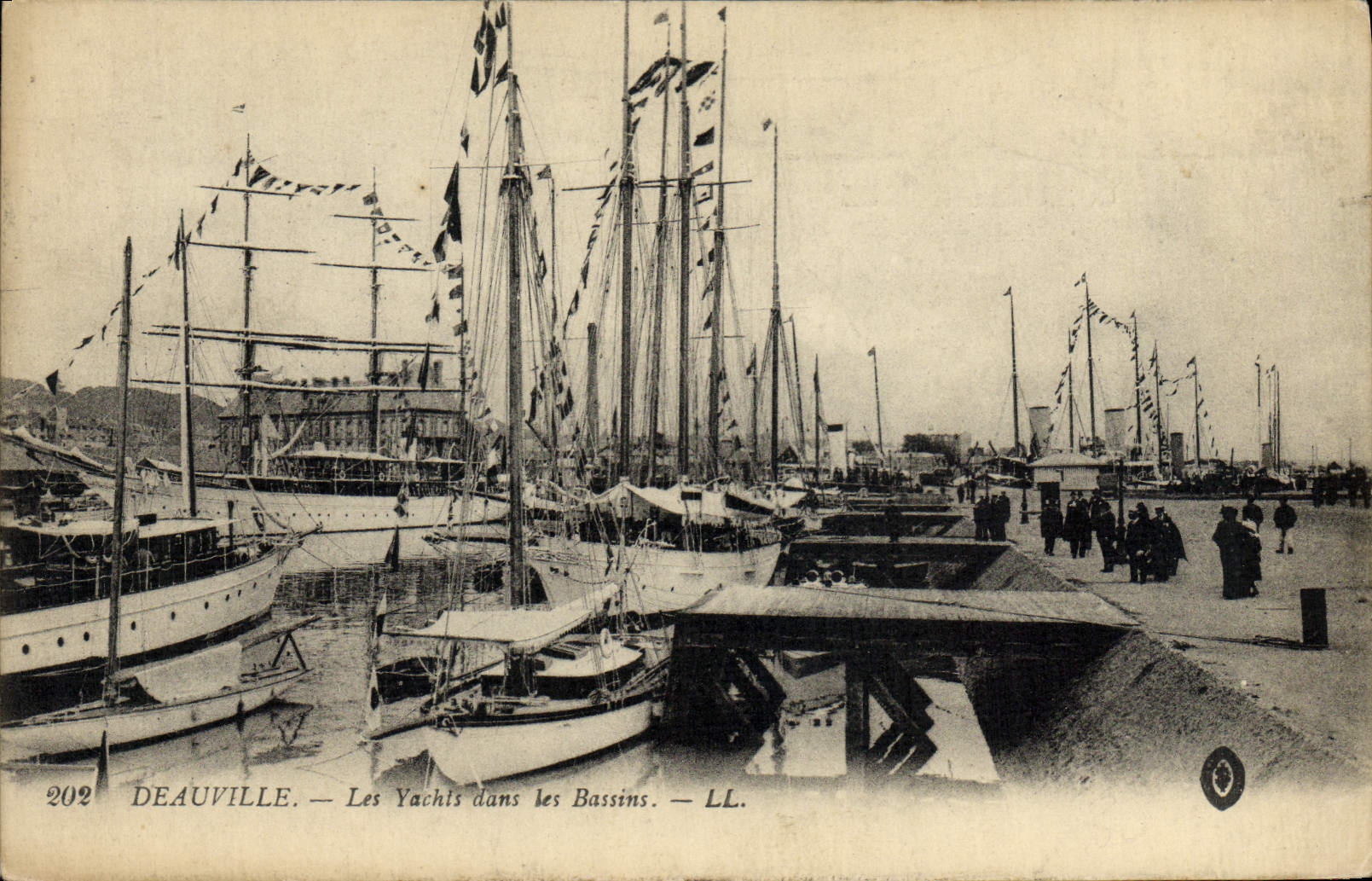 Deauville — Les Yachts dans les Bassins — LL.