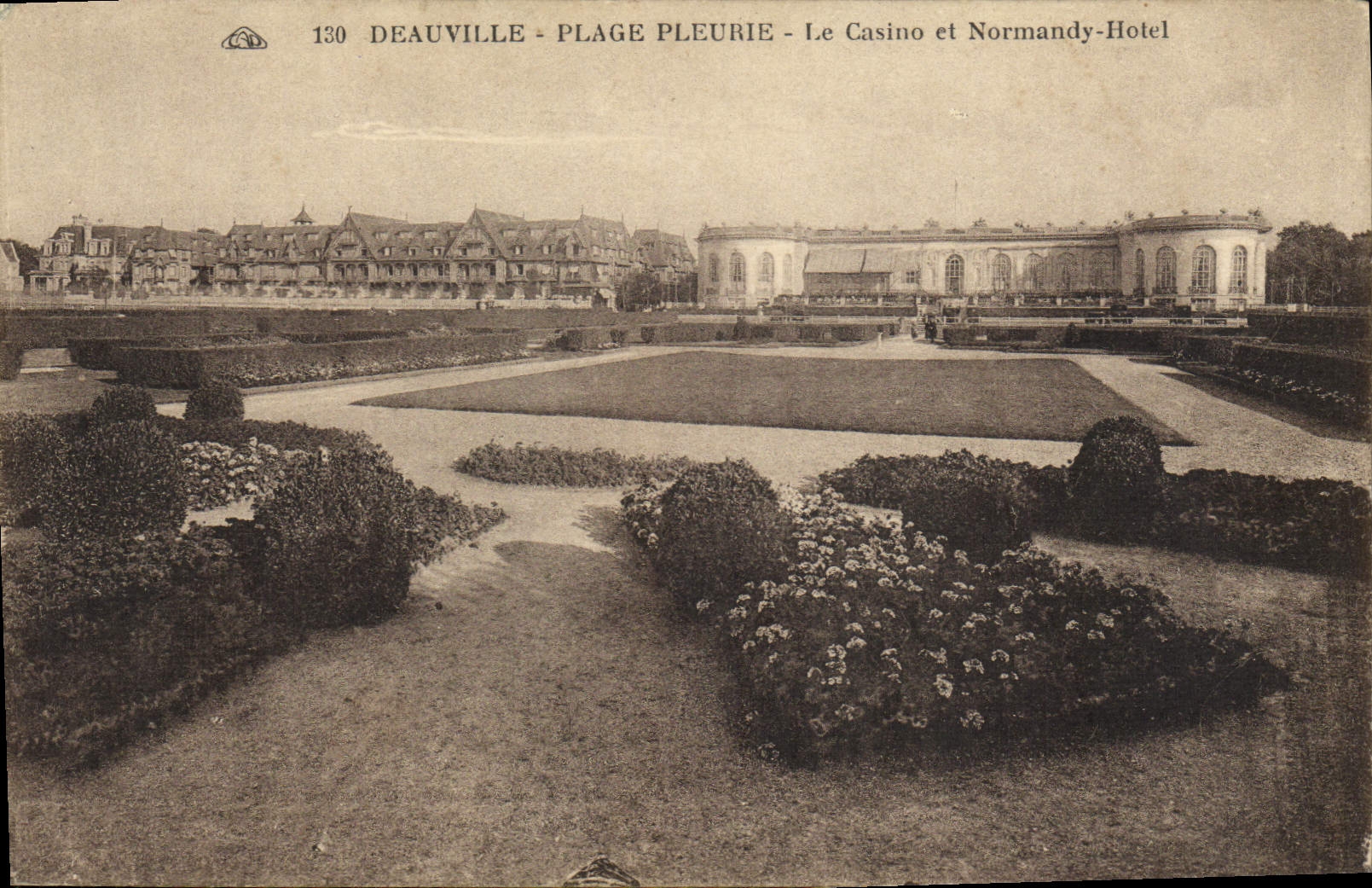 Deauville - Plage Pleurie - Le Casino et Normandy-Hotel